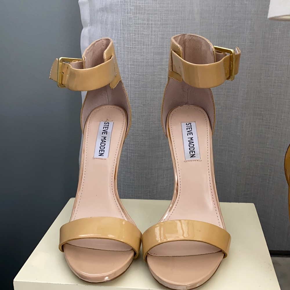 Steve madden shoes size 7 1/2 nude never worn.